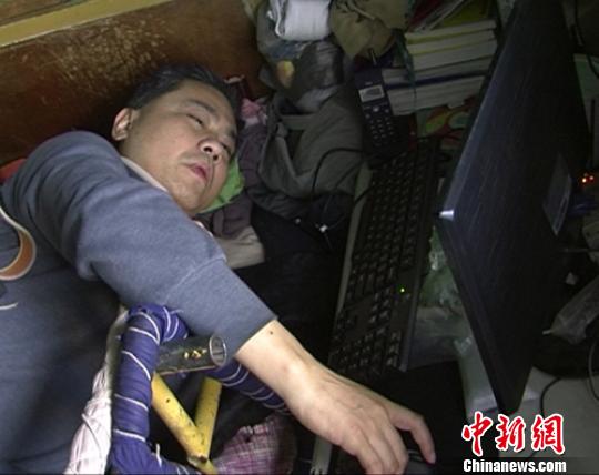 中国新闻社报道:残疾男获准发布世界首脑排行榜 做他人没做过的事
